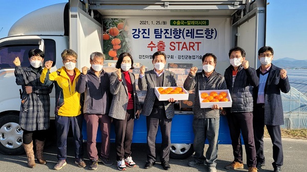 ▲강진아열대과수연구회와 강진군농업기술센터가 탐진향 수출기념으로 포즈를 취하고 있다.(사진제공=강진군)