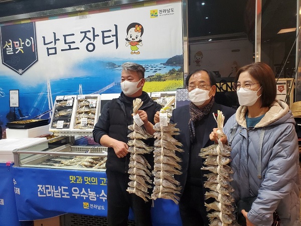 ▲김준성 영광군수는 지난 26일 킴스클럽 야탑점에서 개최되는 직거래 행사 현장을 방문했다.(사진제공=영광군)