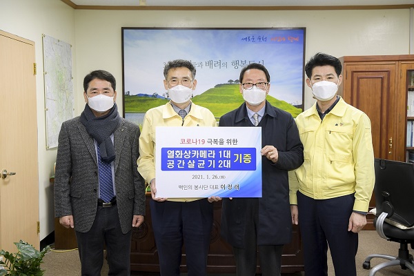 ▲순천시는 지난 26일 백인의 봉사단에서 코로나19 방역용품을 기증받았다.(사진제공=순천시)