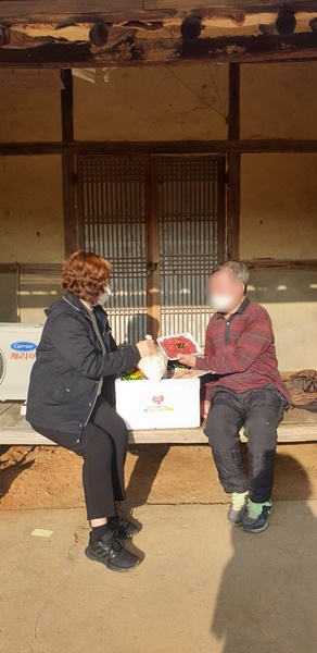▲무안군은 지난 26일 소외계층 30가구에 행복나눔 식품키트를 전달했다.(사진제공=무안군)