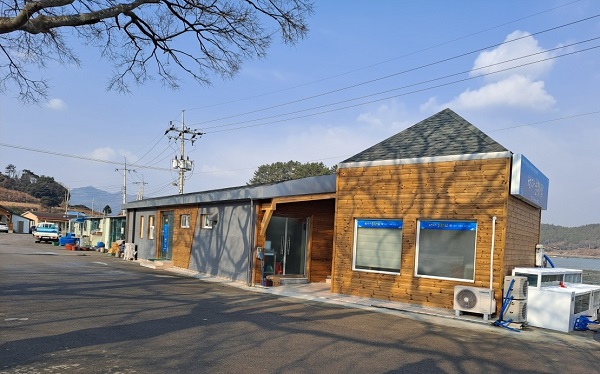 ▲진도군은 의신면 원다항 일원에 건립된 활·선어 직판장을 본격적인 운영을 시작했다.(사진제공=진도군)