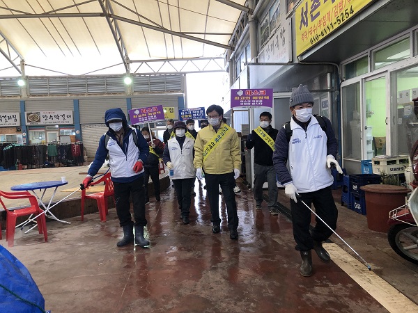 ▲진도읍 행정복지센터가 조금 시장 오일장에서 감염병 예방 홍보 활동을 실시하고 있다.(사진제공=진도군)