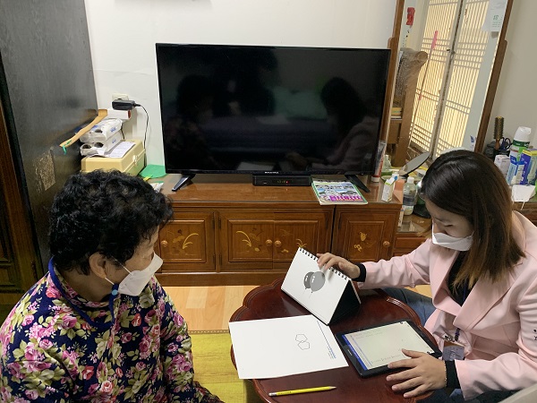 ▲함평군치매안심센터는 만 60세 이상 군민을 대상으로 ‘찾아가는 치매조기검진 사업’을 연중 실시한다.(사진제공=함평군)