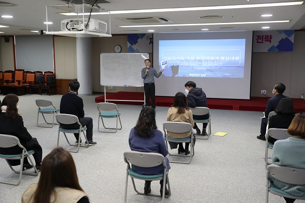 ▲전라남도의회는 2일 도의원과 사무처 직원을 대상으로 ‘지방자치법’개정과 관련한 특강을 실시했다.(사진제공=전라남도의회)