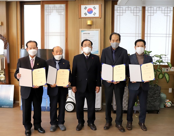 ▲영광군 향토문화유산으로 지정된 문화재에 대한 향토문화유산 지정서를 교부했다.(사진제공=영광군)