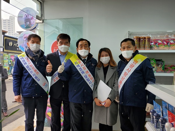 ▲김준성 곡성군수, 최은영 군의장은 지난 1일 청년 창업 점포를 방문 격려하고 애로사항을 청취했다.(사진제공=곡성군)