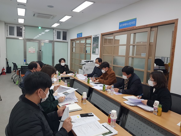 ▲이상심 부군수 주재로 주요사업 추진현황 보고회를 가지고 있다.(사진제공=강진군)