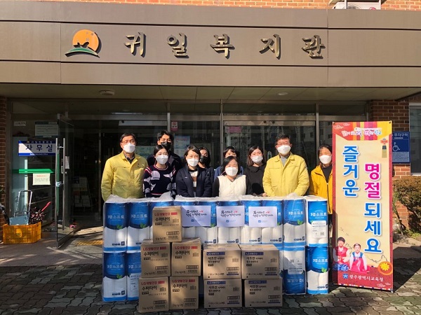 ▲광주시교육청이 민족 최대 명절인 설을 앞두고 지역 내 사회복지시설에 위문품을 전달했다.(사진제공=광주광역시교육청)