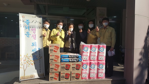 ▲광주동부교육지원청이 4일 사회복지서설를 위문했다.(사진제공=광주동부교육지원청)