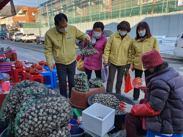 ▲보성군 벌교읍행정복지센터는 지난 4일 설 명절을 앞두고 벌교 5일장에서 전통시장 장보기에 나섰다.(사진제공=보성군)
