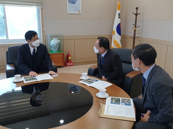 ▲김준성 영광군수는 8일 익산지방국토관리청을 방문, 박성진 익산청장을 만나 국도 77호선 도로 확장사업을 건의하고 스마트복합쉼터 공모사업에 대한 협조를 요청했다.(사진제공=영광군)