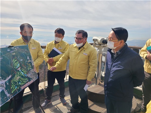 ▲김경호 부시장이 민선 7기 미래전략산업으로 육성 중인 광양관광의 권역별 핵심 관광기반사업 현장 점검에 직접 나섰다.(사진제공=광양시)