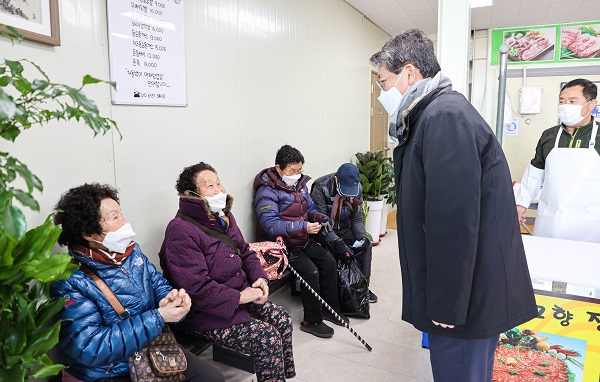 ▲김순호 구례군수가 지난 8일 구례5일시장을 방문하여 군민들의 이야기를 청취하고 있다.(사진제공=구례군)
