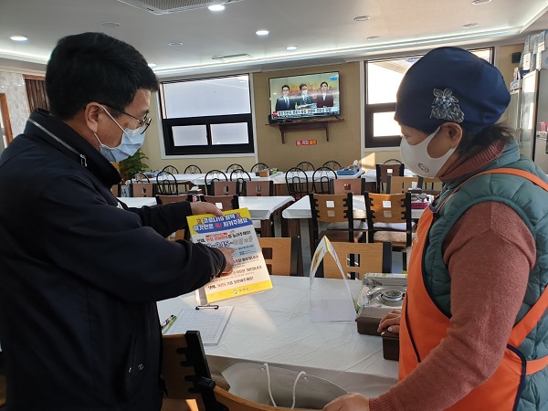 ▲전화출입명부 사용방법을 설명하고 있다.(사진제공=보성군)