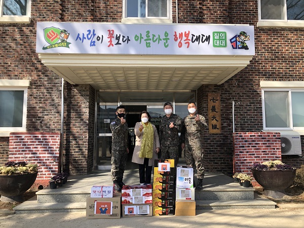 ▲구례군의회 이승옥 의원은 설 명절을 맞아 ‘칠의 대대’를 방문해 위문품을 전달했다.(사진제공=구례군의회)