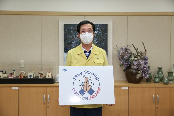 ▲박우량 신안군수가 22일 코로나19 극복과 종식을 응원하는 ‘스테이 스트롱(stay strong) 캠페인’에 동참했다.(사진제공=신안군)
