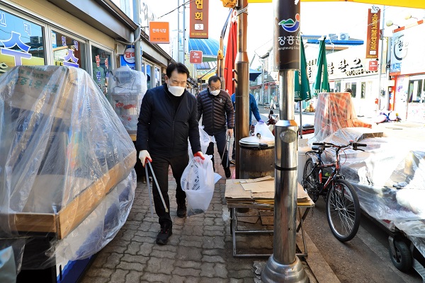 ▲토요시장 쓰레기 수거 활동 모습(사진제공=장흥군)