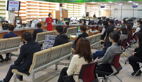 ▲민원봉사실 민원담당공무원 친절 교육 진행 모습(사진제공=함평군)