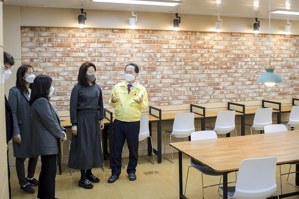 ▲허석 순천시장은 지난 23일 순천시 복성고등학교 카페형 독서실 현장을 방문했다.(사진제공=순천시)