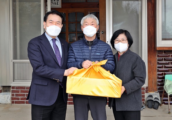 ▲장흥군은 제102주년 3.1절을 맞아 지난 24일부터 독립유공자 유족들을 위문했다.(사진제공=장흥군)