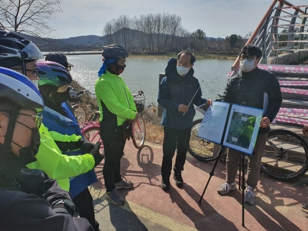 ▲이용빈 의원은 황룡강 송산유원지에서 영산강 덕흥대교까지 20여 ㎞ 구간을 함께 자전거를 타면서 지난번 수재로 유실된 자전거도로 등 이용도로 현황을 점검 했다(사진제공=이용빈 의원실)