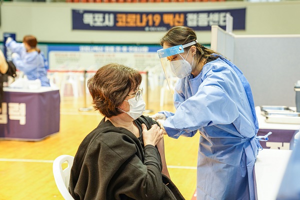 ▲목포시가 요양시설에 대한 코로나19 백신 예방접종을 시작했다.(사진제공=목포시)