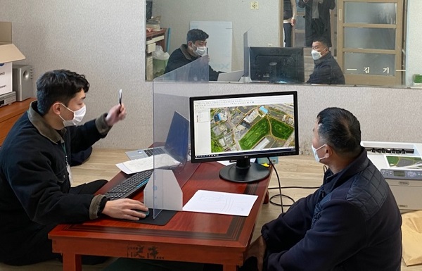 ▲담양군 무정면 동강지구 지적재조사사업 경계협의 현장상담소 운영(사진제공=담양군)