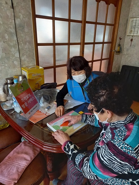 ▲구례군은 치매안심마을로 지정된 문척면과 간전면의 등록된 치매 어르신을 대상으로 가가호호 방문 서비스를 제공하고 있다.(사진제공=구례군)