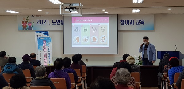 ▲강진군보건소에서 노인일자리사업 어르신을 대상으로 심리지원 교육을 실시하고 있다.(사진제공=강진군)