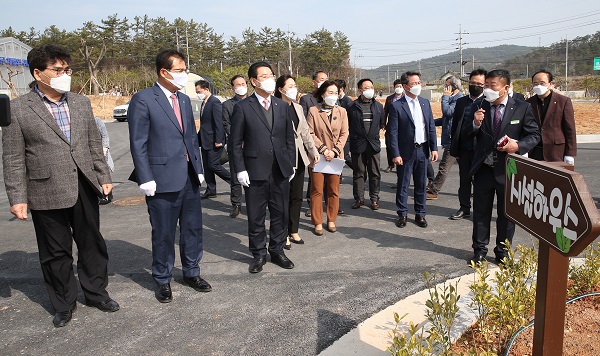 ▲이상익 함평군수, 김영록 전라남도지사 등 지원센터 개소식 참석자들이 시설을 점검하고 있다.(사진제공=함평군)