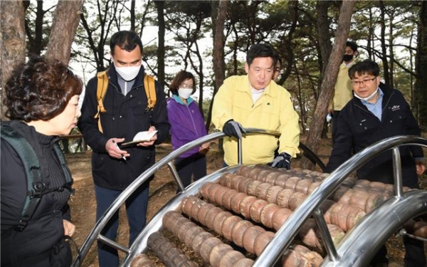 ▲김병내 남구청장는 제석산과 금당산 등 관내 7개 등산로 및 시설물에 대한 집중 점검을 실시한다.(사진제공=남구)