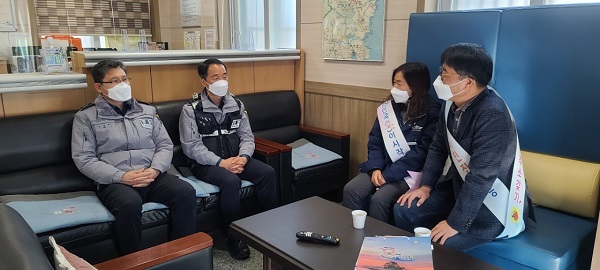 ▲장흥군 관산읍 행정복지센터는 10일 읍내 기관단체 및 시가지를 돌며 ‘장흥사랑 장흥 애(愛) 주소 갖기 운동’을 추진했다.(사진제공=장흥군)