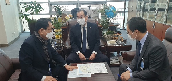 ▲김준성 영광군수는 10일 국회를 방문, 이개호 국회의원과 국토교통부 손명수 제2차관을 만나 서해안 철도 건설이 제4차 국가철도망 국가계획에 반영 될 수 있도록 협조를 요청했다.(사진제공=영광군)
