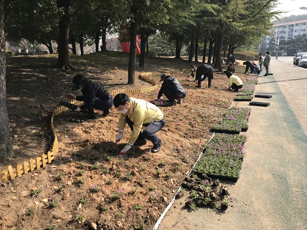 ▲광양시 금호동 통장협의회가 아름다운 마을 가꾸기를 위한 꽃밭 조성에 나섰다.(사진제공=광양시)