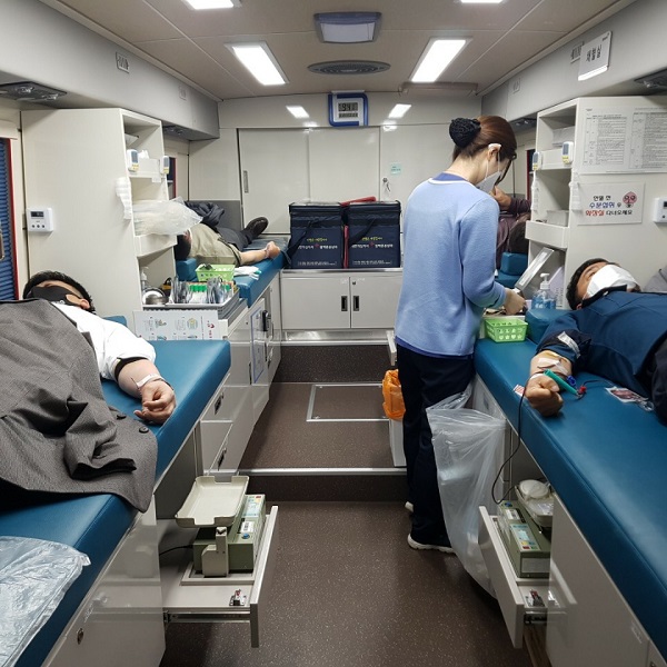 ▲지난 12일 실시한 ‘코로나19 위기극복, 응급 혈액 확보를 위한 사랑의 헌혈 행사’ 모습(사진제공=강진군)