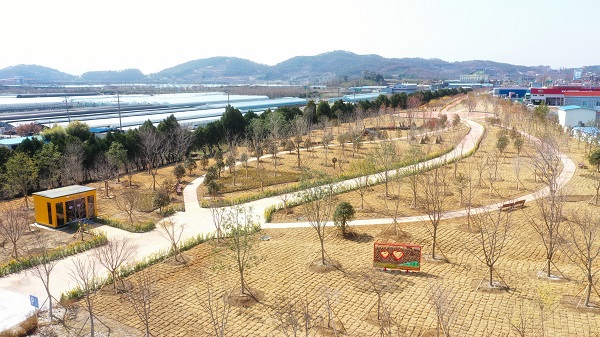 ▲광양시는 2016년 철도 복선화 사업으로 폐선이 된 미술관 주변 경전선 일부 구간을 ‘동서통합 남도순례 경관숲’으로 탈바꿈시켜 시민의 품에 돌려줬다.(사진제공=광양시)