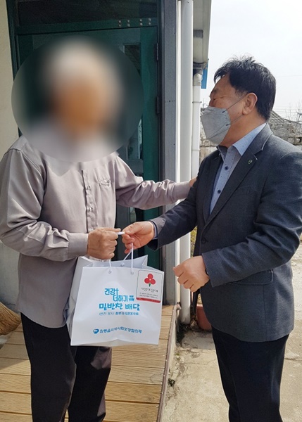 ▲김순관 함평읍장이 결식우려 취약계층을 방문해 밑반찬을 전달하고 있는 모습(사진제공=함평군)