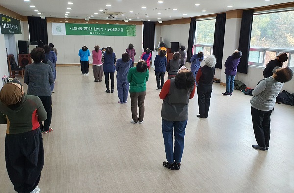 ▲담양군은 지역주민을 위한 코로나19 극복 ‘한의약 기공체조교실’을 운영하고 있다.(사진제공=담양군)