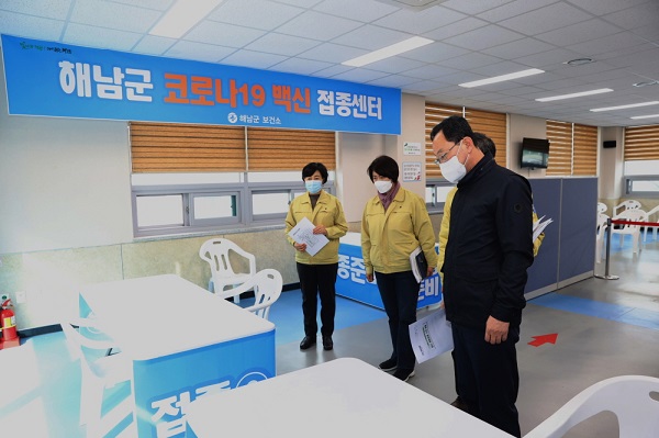 ▲명현관 해남군수가 코로나예방 백신접종센터을 방문 점검하고 있다.(사진제공=해남군)