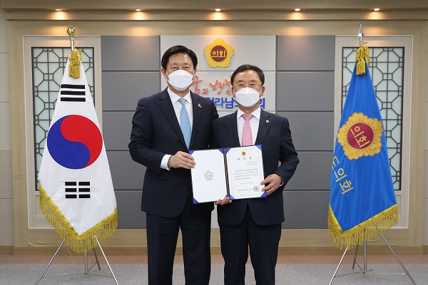 ▲전라남도의회는 24일 전라남도와 교육청의 2020회계연도 결산 검사를 위해 10명의 재정 전문가를 결산검사 위원으로 위촉했다.(사진제공=전라남도의회)