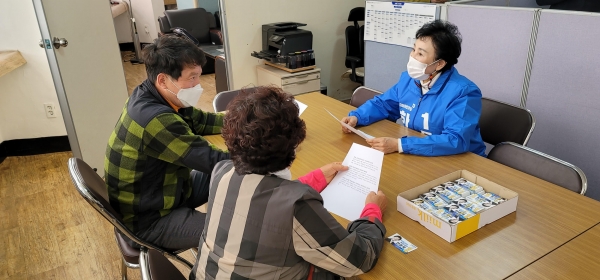 ▲한춘옥 후보가 16일 오전 순천농민들과 간담회를 열고 농민들이 겪고있는 애환과 고충을 청취했다.(사진제공=한춘옥 후보)