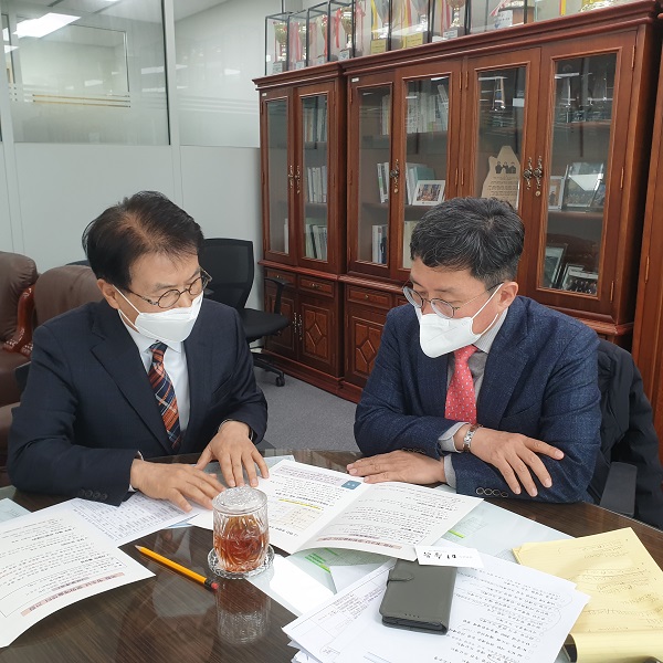 ▲이승옥 강진군수가 지난 16일 세종종합청사를 방문하고, 안도걸 기획재정부 예산실장과 면담을 통해 국립청소년 문화예술센터 건립에 대해 설명하고 있다.(사진제공=강진군)