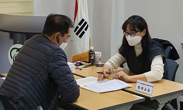 ▲마을공동체 참여자가 맞춤형 컨설팅 및 회계교육을 받고 있다(사진제공=함평군)