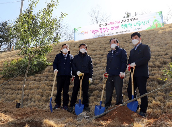 ▲영광군은 17일 영광 물무산 행복숲 주차장에서 제76회 식목일 기념 나무심기 행사를 가졌다.(사진제공=영광군)