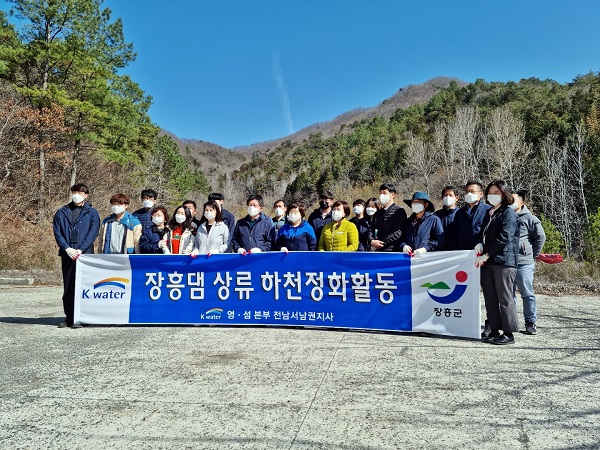 ▲장흥군 17일 세계 물의 날을 기념하여 유치면 신풍적치장 일대에서 환경정화 활동을 펼쳤다.(사진제공=장흥군)