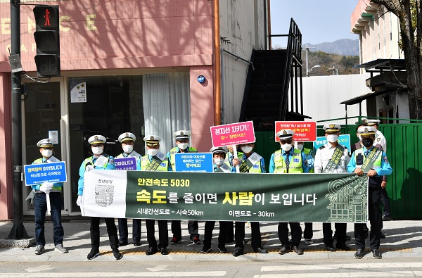 ▲담양군은 지난 17일 ‘고맙습니다’ 교통안전 캠페인을 진행했다.(사진제공=담양군)