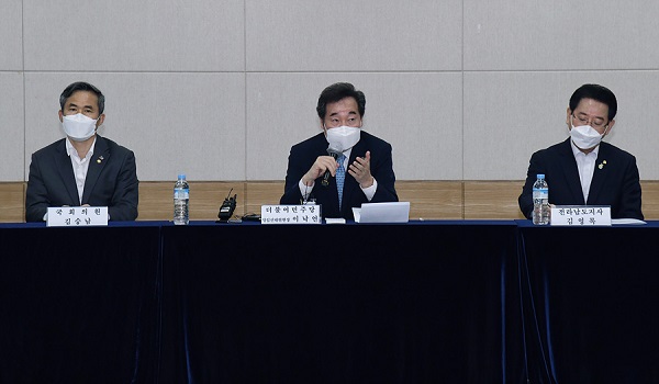 ▲지난 18일 여수세계박람회장 컨벤션센터를 찾은 더불어민주당 이낙연 상임선대위원장은 “2023년 개최 예정인 제28차 유엔기후변화협약 당사국총회(COP28)를 여수를 중심으로 한 남해안남중권에 유치하는 것에 대해 공감하고 있다”고 밝혔다.(사진제공=여수시)