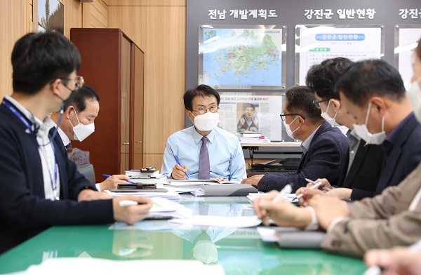 ▲이승옥 강진군수가 실과소 예산심의를 하고 있다.(사진제공=강진군)
