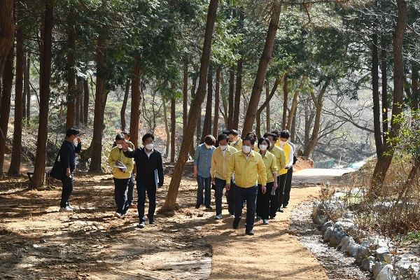 ▲김병내 광주 남구청장이 지난 19일 ‘분적산 더 푸른 누리길’ 현장을 방문해 보행매트 등 시설물에 대한 점검을 꼼꼼하게 살펴보고 있다.(사진제공=광주 남구)