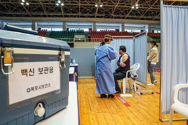 ▲목포시가 화이자 백신 접종 시작에 발맞춰 목포실내체육관에 설치된 목포시 예방접종센터에서 코로나19 예방접종 모의훈련을 22일 실시했다.(사진제공=목포시)